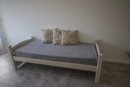 1 cama con 2 almohadas en una habitación en Super céntrico, amplio y equipado - Ideal Consulado España en Bahía Blanca