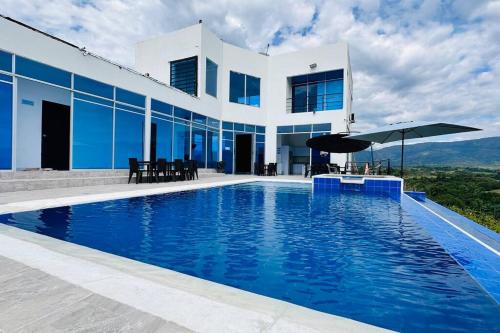 uma casa com piscina em frente a um edifício em Buena vista Casa Quinta con Piscina y Mirador em Carmen de Apicalá