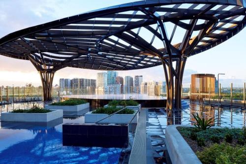 una vista sul tetto di una piscina con baldacchino metallico di Luxury 3 Bed 2 Bath + car park at Melbourne Square a Melbourne