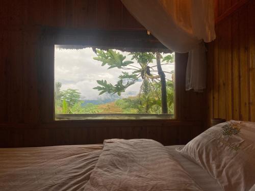 Una cama o camas en una habitación de Bungalow Hoàng Su Phì