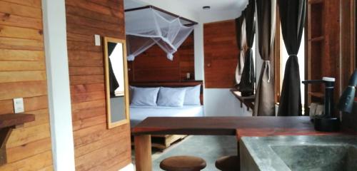 Una habitación con una cama y una mesa en una habitación en Casa Gaviota, en Mazunte