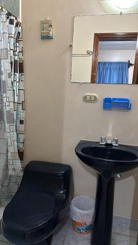 a bathroom with a black sink and a mirror at Vacation Home La Ceiba in La Ceiba