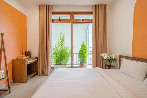 a bedroom with a large bed and a large window at Miền Sương Khói - Home & Café in Khu Chi Lăng