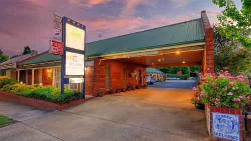 ein Gebäude mit einer Parkgarage davor in der Unterkunft Elms Motor Inn in Tumut