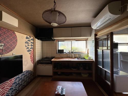 Küche/Küchenzeile in der Unterkunft ビーチハウス沼津Beach house numazu ビーチ至近