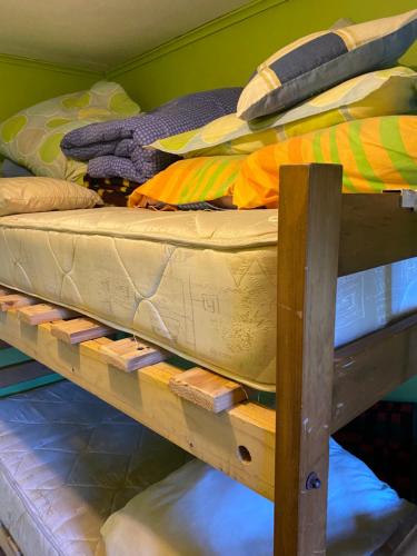 - deux lits superposés dans une chambre dans l'établissement Apartamento con 3 dormitorios para 8 personas con quincho, à Loncura