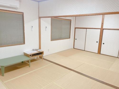 an empty room with a bench and some closets at Cate no mori - Vacation STAY 30749v in Shime