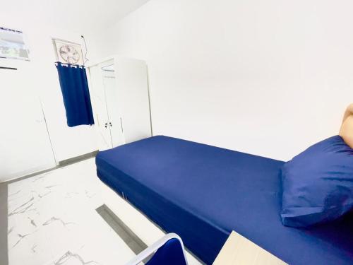 バンドンにあるSan Alexanderの青いソファが備わる客室です。