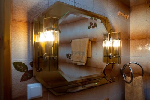- Baño con espejo y toallero en All Seasons Guest House, en Moscháton