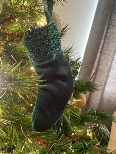 um ornamento de meias pretas numa árvore de Natal em Branlea - In the Heart of Ludlow em Ludlow