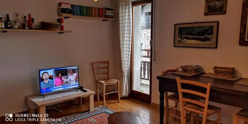 un soggiorno con scrivania e computer sul tavolo di Affitto Limone Piemonte a Limone Piemonte