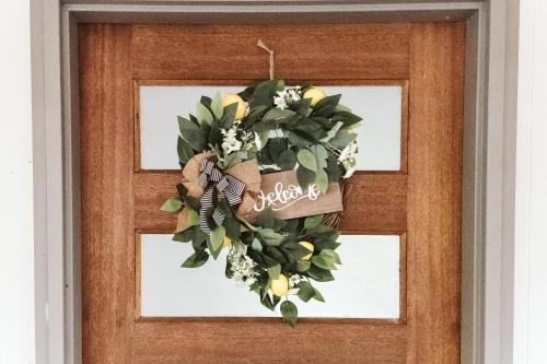 a wreath on the door of a house at "On Burgum Pond" Cottages in Maleny