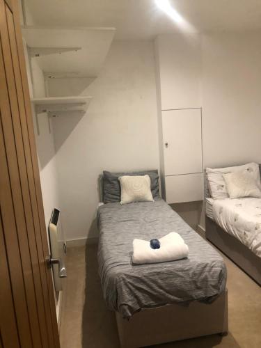 Un pat sau paturi într-o cameră la Captivating 1-Bed Apartment in Southampton