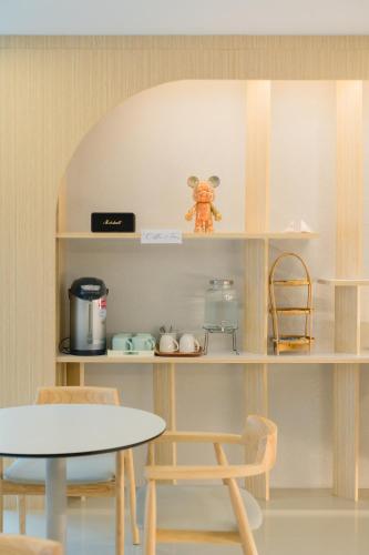 a room with a table and chairs and a shelf at Circle Inn Ao Nam Mao in Ao Nam Mao