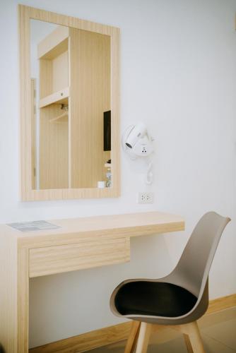 a mirror and a chair in a room at Circle Inn Ao Nam Mao in Ao Nam Mao