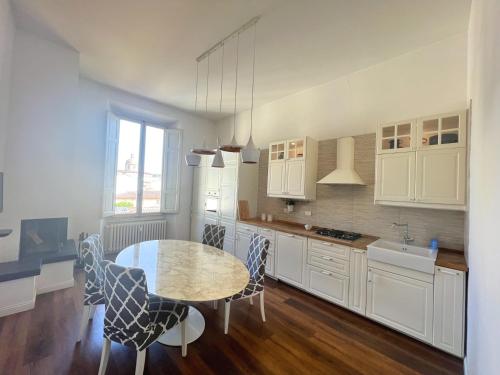 a kitchen with a table and chairs in a room at Santa Rosa Florence Apartments 3 Bedrooms - Private Parking in Florence