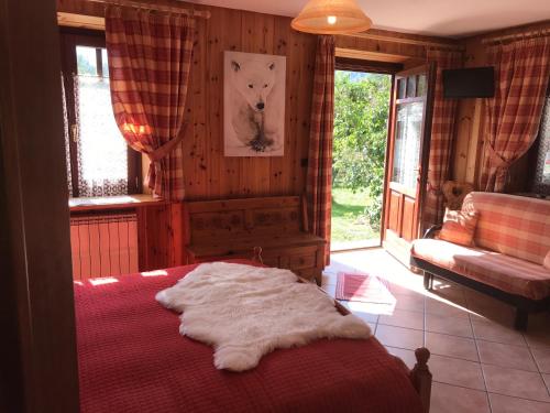 a bedroom with a bed and a picture of a wolf at Appartamento Monte Rosa in Champoluc