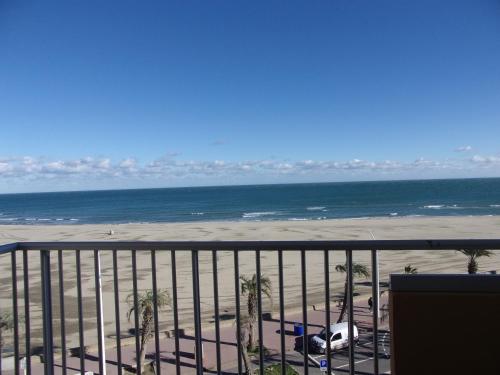 d'un balcon offrant une vue sur la plage et l'océan. dans l'établissement BLEU MER Superbe appartement - Vue mer- Climatisé, à Canet