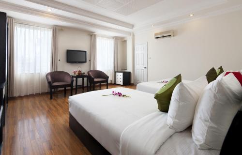 Giường trong phòng chung tại Serenity Villa Hotel