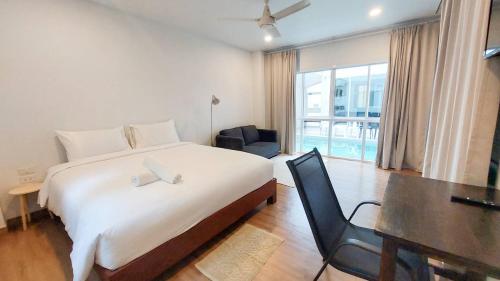 芭達雅中心的住宿－The Inn10 Pool Villa Pattaya, Entire Villa, 9 Bedrooms, Private Indoor Swimming Pool, ดิ อินน์เท็น，一间卧室配有一张床、一张桌子和一张书桌