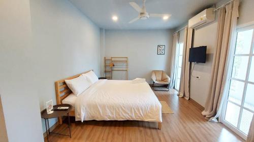 a bedroom with a bed and a television in it at The Inn10 Pool Villa Pattaya, Entire 5-9 BR, Please view photos before booking in Pattaya