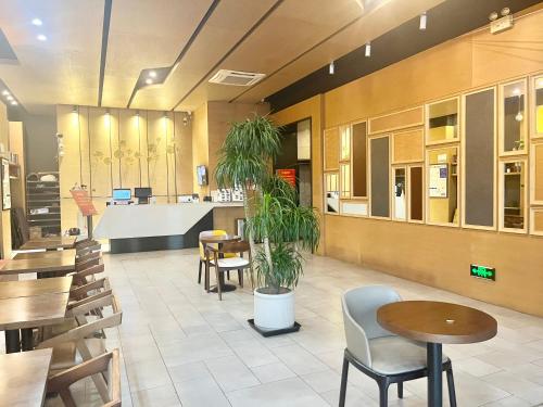 A restaurant or other place to eat at Tianshui Times Hotel Zhangjiagang