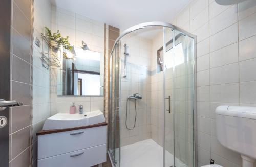 La salle de bains est pourvue d'une douche et d'un lavabo. dans l'établissement Stunning sea view apartment Ani, à Hvar