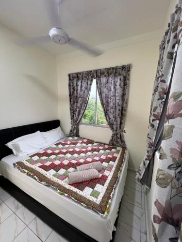 En eller flere senger på et rom på Julie Villa Kundasang