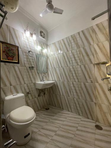 uma casa de banho com um WC e um lavatório em Pacific Grand em Amritsar