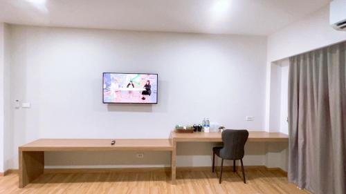 TV a/nebo společenská místnost v ubytování Srinuan Living Hotel