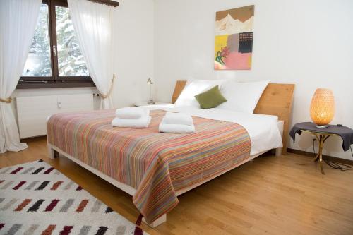 เตียงในห้องที่ Cristallina holiday flat for 4 people Lenzerheide
