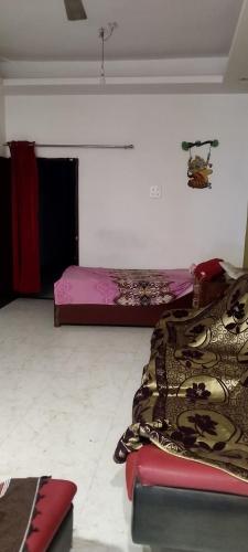 um quarto com duas camas e um cobertor no chão em Gupta's house em Dindori