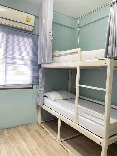a bunk bed in a room with a window at wonderful hostel khaosan in Bangkok