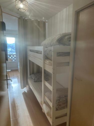 Postel nebo postele na pokoji v ubytování Le shuss 5 la foux D allos