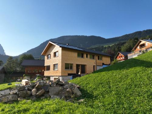 une maison sur le flanc d'une colline dans l'établissement Ferienwohnung Himmelmoos, à Au im Bregenzerwald