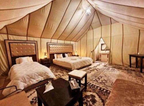 Großes Zimmer mit 2 Betten in einem Zelt in der Unterkunft Merzouga Top Luxury Camp in Merzouga