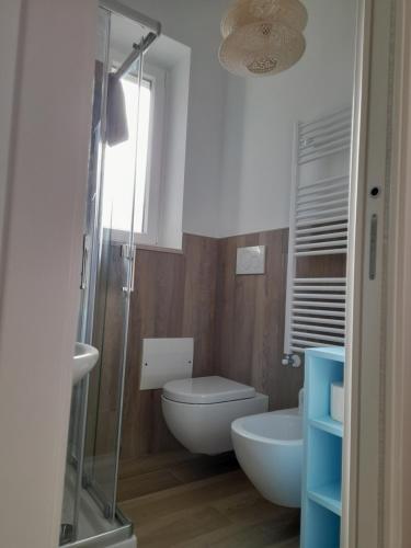 La salle de bains est pourvue de toilettes et d'une douche en verre. dans l'établissement CASA VACANZA DONNA LINA, à Conversano