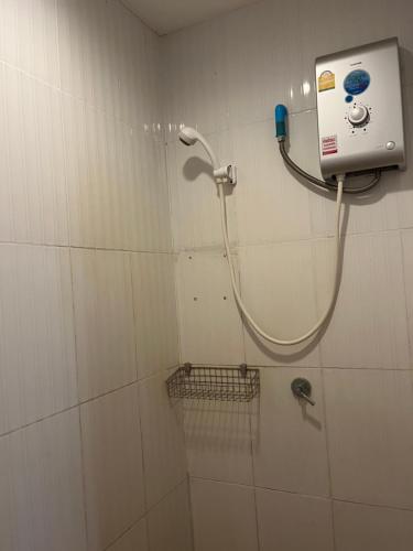 um chuveiro na casa de banho com um secador de mãos na parede em Bamboo @ Koh Chang em Ko Chang