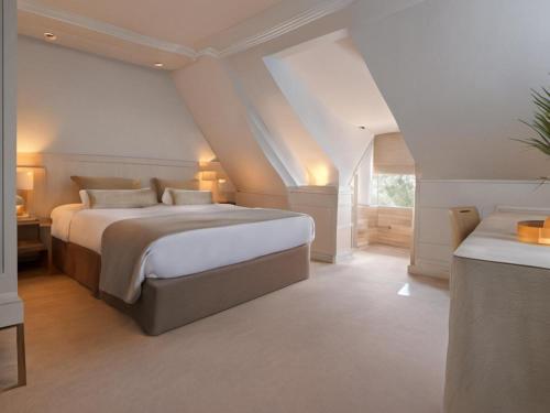 a bedroom with a large bed and a window at The Royal Hotel Elgin in Elgin