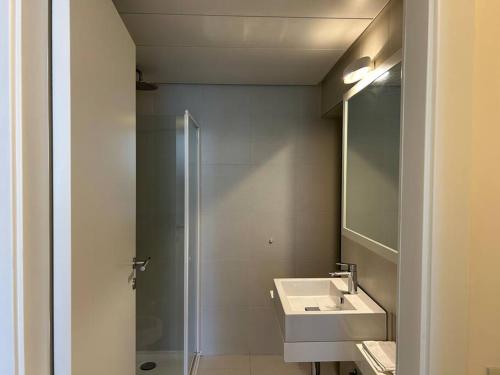 une salle de bain avec un lavabo et une douche en verre dans l'établissement Casa Alegría, à Trente