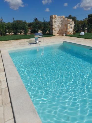 una piscina con una silla en un patio en CASA VACANZA DONNA LINA en Conversano