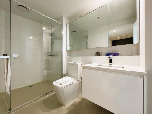 a bathroom with a toilet and a sink and a shower at 1 BRM, Sea View, Newly Renovated, Next to Crown in Melbourne