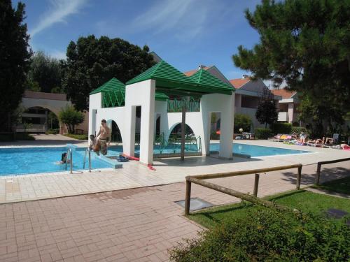 Swimmingpoolen hos eller tæt på Relaxing apartment with garden and pool