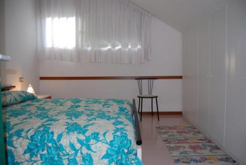 En eller flere senge i et værelse på Relaxing apartment with garden and pool