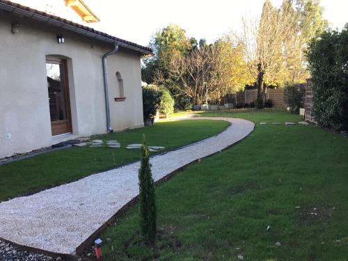 a walkway in a yard next to a house at Les berges du Seudo in Labastide-de-Lévis