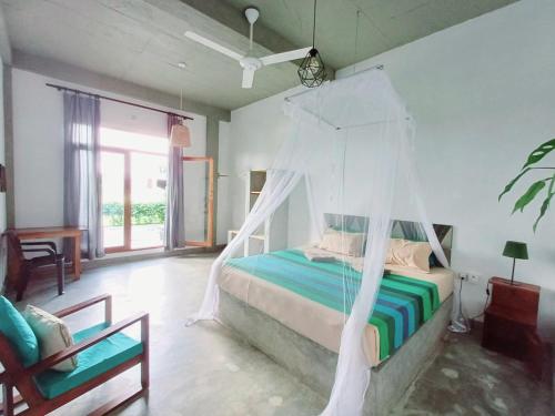 um quarto com uma cama e uma rede mosquiteira em The Traveller Kandy em Kandy