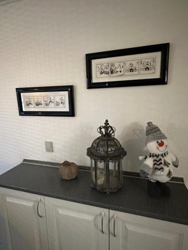 eine Theke mit einem Schneemann und einer Laterne drauf in der Unterkunft Troldegaarden Guesthouse in Køge