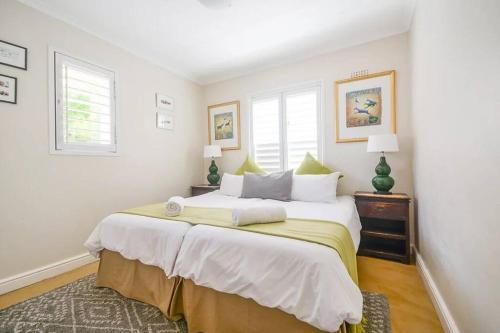 Ένα ή περισσότερα κρεβάτια σε δωμάτιο στο Sea, Sun, Kalk Bay, Dalebrook