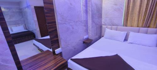Una cama o camas en una habitación de Hotel SolStay Inn Residency