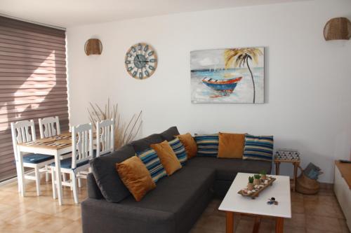 uma sala de estar com um sofá e uma mesa em Primavera Tenerife Sur em Arona